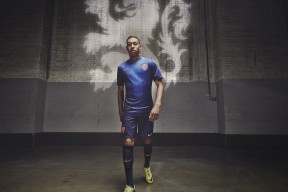 世界杯-Uzi二十赛季高光时刻跨界引爆掘金主场，球迷疯狂呐喊